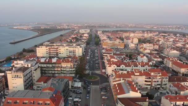 在海边的古朴的地中海城镇流动的交通。巴拉达蒂海滩从阿威罗, 葡萄牙. — 图库视频影像