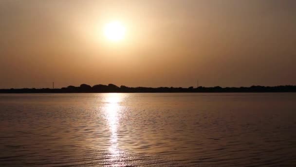 Agua reluciente fluyendo suavemente en el río al atardecer . — Vídeos de Stock