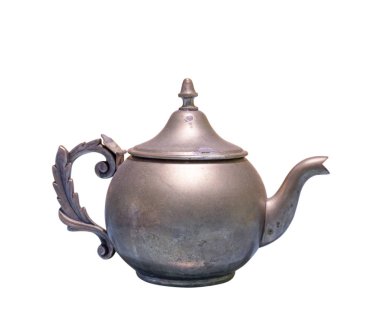 Güzel vintage bakır çaydanlık çaydanlık kararmış metalle izole beyaz arka planda. Aşınma ile Eski çaydanlık.
