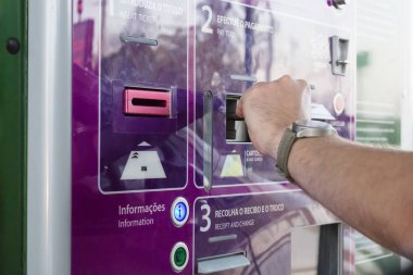 Leiria, Portekiz - Ağustos 2018: içinde her iki Portekizli otoyol insansız ücreti için kredi kartı kullanan adam.