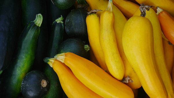 Зеленый и желтый кексы создают яркий и красочный фон. Здоровые цуккини встречаются на местном фермерском рынке
.