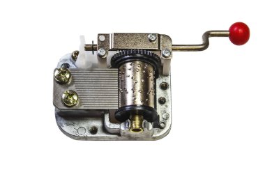 Beyaz arka planda müzik kutusu mekanizması üstten görünüm. Makro müzik kutusu mekanizması ve dişliler.