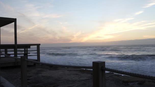 Ondas oceânicas com espuma branca batendo à beira-mar à noite com céu bonito. Praia da Vagueira em Aveiro, Portugal . — Vídeo de Stock