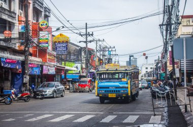 Phuket Town, Tayland - Ocak 2018: Türü Songtaew Patong içinde yoğun bir cadde ile gün boyunca her yerde reklam için