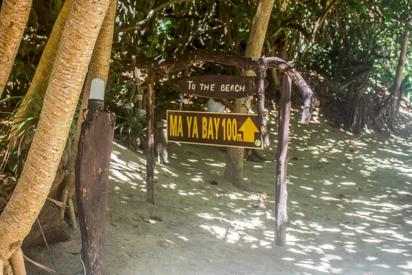 Крабі - 2018 січня: Знак для Maya Bay beach, закриті невизначений термін після кризи демпінгового пластикові сміття. — стокове фото