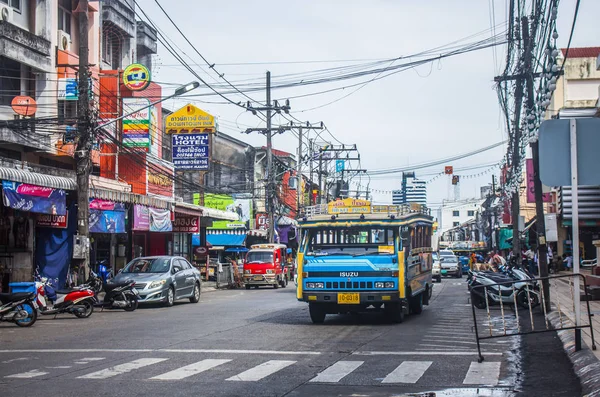 Phuket Town, Tailândia - Janeiro de 2018: Songtaew a Patong em uma rua movimentada com anúncios em todos os lugares durante o dia — Fotografia de Stock