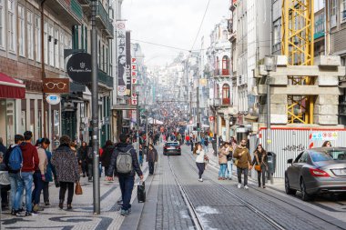 Porto, Portekiz - Dezembro 2018: Rua de Santa Catarina, salt yaya street, Noel alışveriş yaparken insanlarla dolu bir