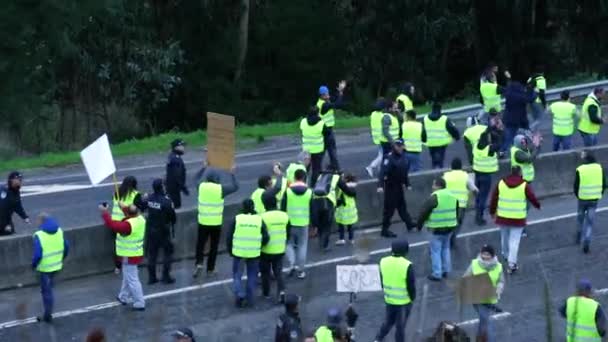 Aveiro, Portugalia - 21 grudnia 2019: Yellow Jackets protestują w środku drogi En109 i rozproszone przez policję. — Wideo stockowe