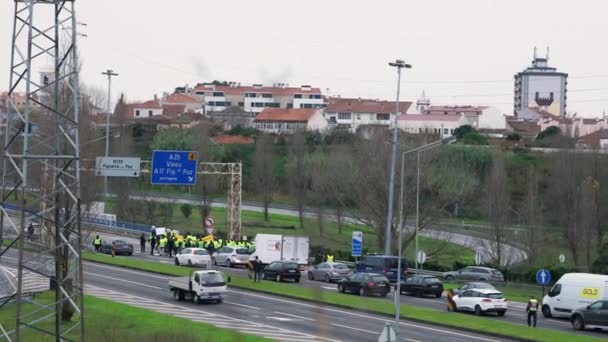 アヴェイロ ポルトガル 2019 イエロー ジャケット抗議し アヴェイロの近くの En109 道路のトラフィックをブロック — ストック動画