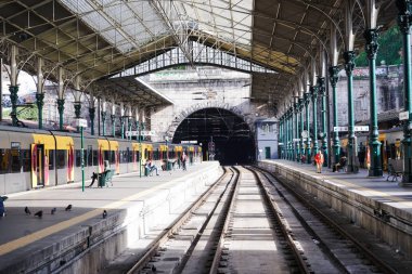 Porto, Portekiz - Aralık 2018: Sao Bento tren istasyonu tren bekliyorsun taşıt ile sessiz, güneşli gün boyunca.