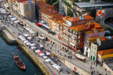 Porto, Portekiz - Aralık 2018: Rabelo tekne ve insanlar içinde belgili tanımlık Noel çarşı Cais da Ribeira görünümünü yukarıda