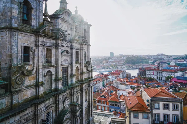 Oporto, Portugal - Diciembre 2018: Vista desde Miradouro da Rua das