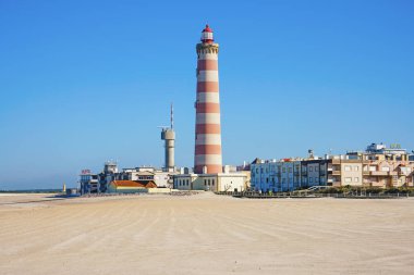 Aveiro, Portekiz-Mart 2019: açık mavi gökyüzü ile gün boyunca Praia da Barra deniz feneri. Issız plaj.