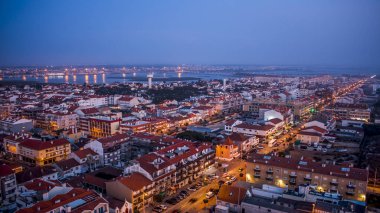 Aveiro, Portekiz-Ağustos 2018: bir yaz gecesi iyi aydınlatılmış bir Praia da Barra ağır trafik.
