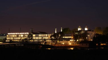 Vista Alegre, Portekiz - Temmuz 2018: Montebelo Vista Alegre Oteli, Ilhavo 'da 5 yıldızlı bir otel, geceleri aydınlık.