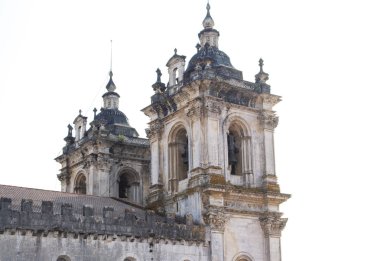 Aydınlık bir gün boyunca Alcobaca Manastırı'nın barok kulelerinin yakınındadır. Portekiz'deki Roma Katolik manastır kompleksi.