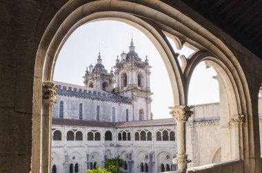 Alcobaca, Portekiz - Ağustos 2018: Alcobaca Manastırı'nın üst kattan kemer pencerelerden doğal çerçevelemeile görünümü