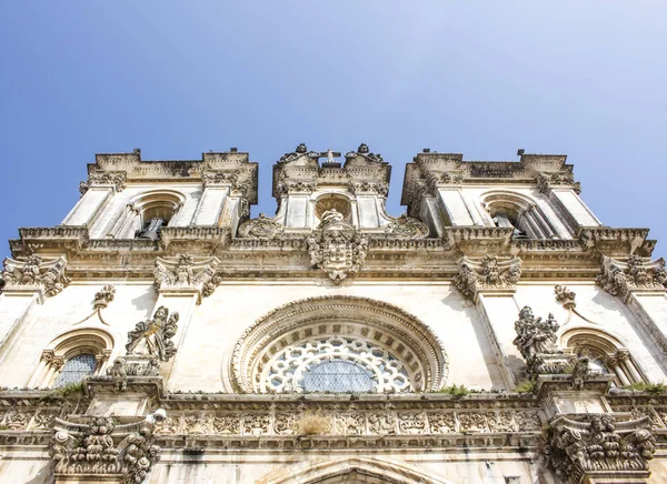 Fotografia de baixo ângulo da fachada do Mosteiro de Alcobaca, ou Mosteiro de Santa Maria de Alcobaca, em Portugal. Não há pessoas . — Fotografia de Stock