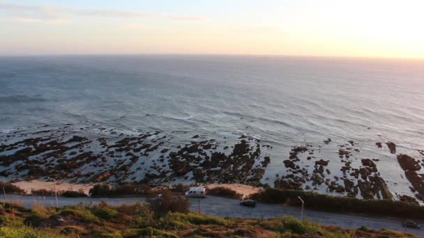 Douces vagues océaniques sur le rivage rocheux lors d'une journée brumeuse, vues d'un point de vue à Cabo Mondego, au Portugal . — Video