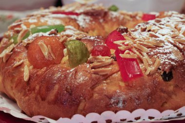 Bir Bolo-rei, Noel geleneksel Portekizce pasta, çeşitli kurutulmuş ve kristalize meyve gösteren yakın.