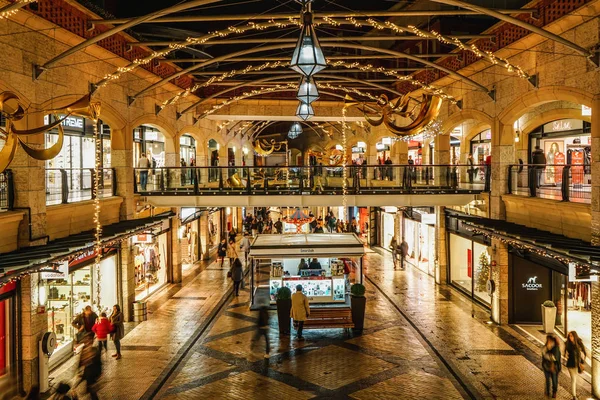 Aveiro, Portekiz - 21 Aralık 2018: Forum Aveiro'nun Noel alışverişçileri ile geceleri uzun pozlaması.
