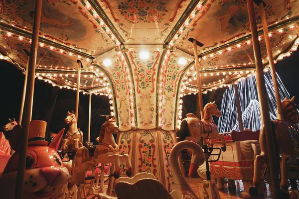 Aveiro, Portugal - December 21, 2018: Close-up of illuminated and deserted carousel ride in Cais da Fonte Nova. — Stock Photo, Image