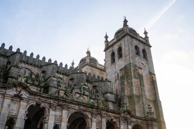 Parlak bir günde Porto Katedrali kulesinin düşük açılı çekim.