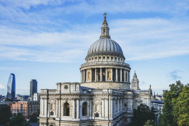 Saint Paul Katedrali 'nin tepesinde İngiltere' nin başkenti Londra 'daki Yeni Değişim Merkezi' nden izleniyor.