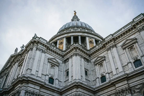 Niski kąt zdjęcie Saint Paul Cathedral w City of London, Wielka Brytania — Zdjęcie stockowe