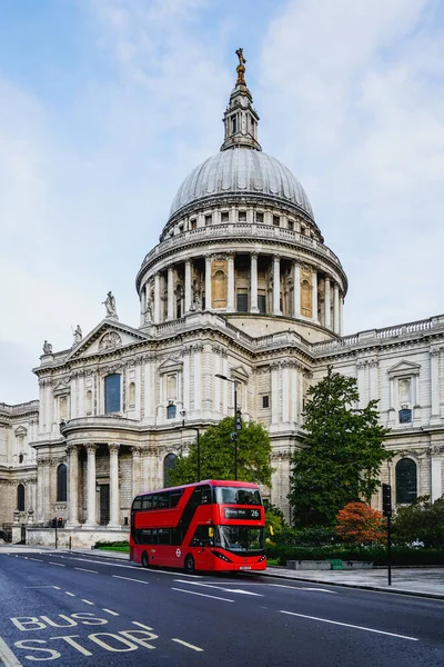 Nowoczesny czerwony autobus w pobliżu katedry św. Pawła w Londynie, Anglia — Zdjęcie stockowe