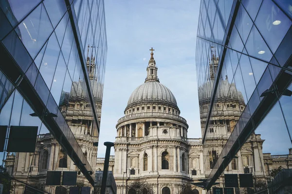 Katedra św. Pawła odzwierciedlona w nowoczesnych szklanych ścianach centrum handlowego One New Change w City of London, Anglia — Zdjęcie stockowe