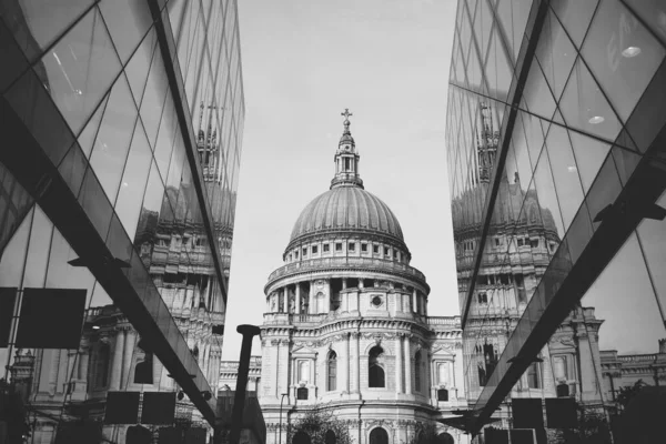 Czarne i białe zdjęcie katedry św. Pawła odzwierciedlone w nowoczesnych szklanych ścianach w City of London, Anglia — Zdjęcie stockowe
