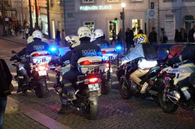 Porto, Portekiz - Aralık 2018: Polis motosikletli bir grup polis gece trafik ışıklarında durdu.