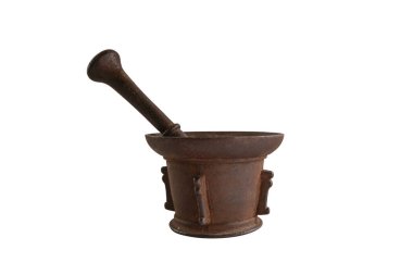 Beyaz arka planda izole edilmiş antika, paslı ve yaşlanmış bir tokmak ve havan topu kenarı görüntüsü.