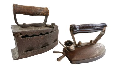 Beyaz arka planda izole edilmiş iki eski paslı kömür demirinin yan görüntüsü