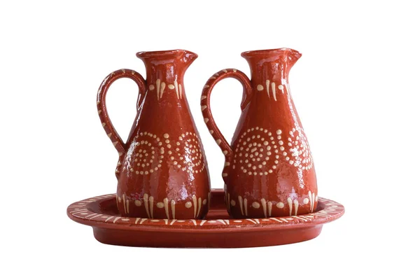 Red clay cruet and plate for oil and vinegar, decorated with traditional Portuguese handmade painting. Isolated on white — Stock Photo, Image