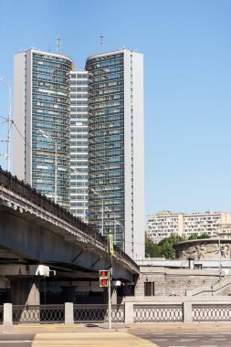 Novy Arbat Sokağı'na Moskova Nehri üzerinde köprü. Karşılıklı Ekonomik Yardımlaşma Konseyi Binası.