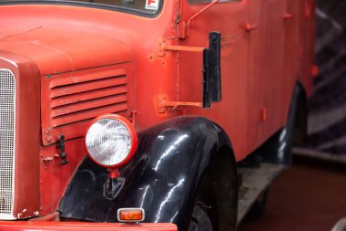 Eski Kırmızı kamyon. Eski bir askeri araç üzerinde Far.