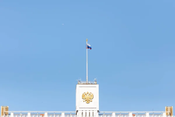 Vlajka Ruské Federace Vládní Budova — Stock fotografie