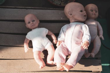 Bit pazarı. Eski şeyler satışı. İçinde belgili tanımlık çarşı bebek uykuya daldı.