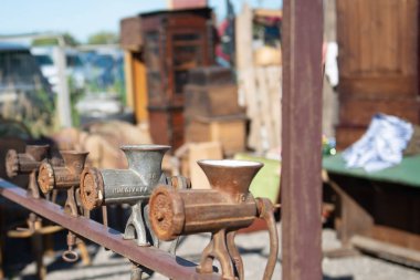 Bit pazarı. Eski şeyler satışı. Et kıyma makineler bizim atalarının. Paslı mutfak gereçleri.