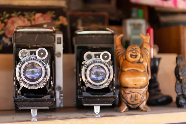 Bleší Trh Prodej Starých Věcí Staré Fotoaparáty Zaprášené Polici — Stock fotografie