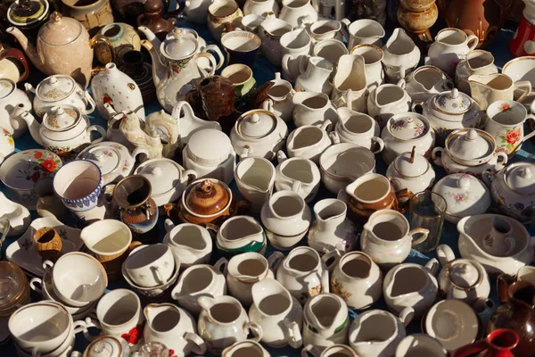 Bit pazarı. Eski şeyler satışı. Eski porselen piyasada satışı.