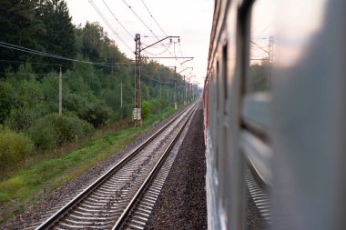 Elektrikli tren. Kadar demiryolu parça. Raylar mesafe içine gidiyor.