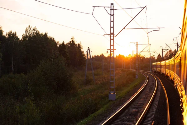 電気機関車 電車は 日没に私を取ります 鉄道トラック曲線 — ストック写真
