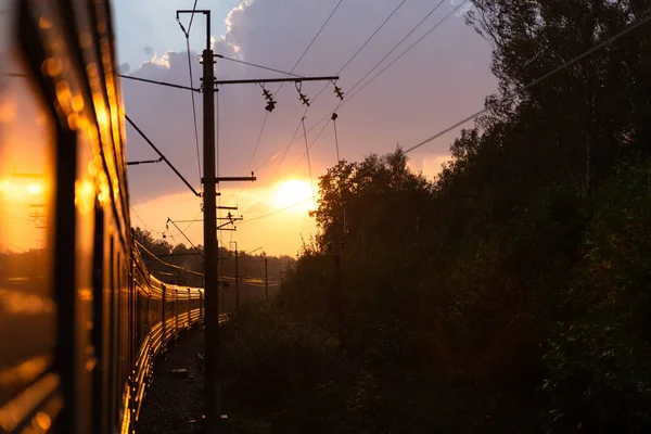 기관차입니다 기차는 석양에 걸립니다 — 스톡 사진