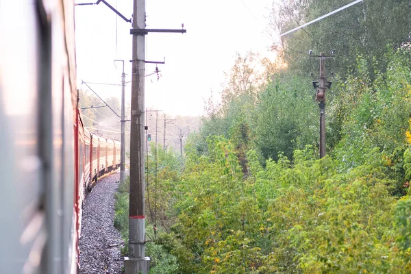 Una Locomotora Eléctrica Tren Lleva Por Mañana Curva Vías Ferroviarias — Foto de Stock