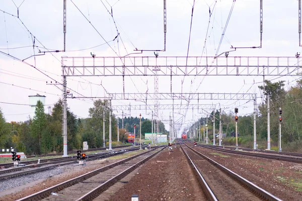 レール 線路と列車 赤い鉄道信号灯 — ストック写真