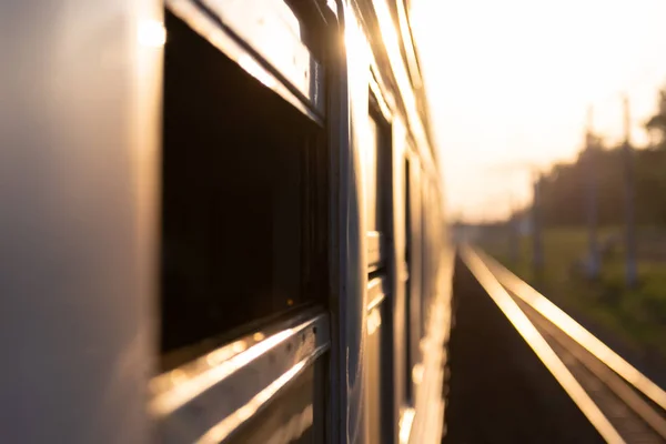 기관차 기차는 아침에 거리로 — 스톡 사진