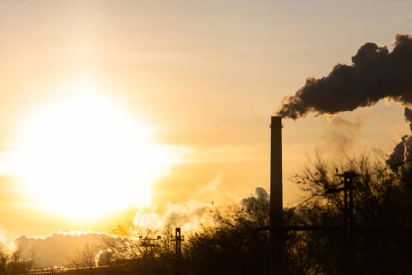 Magnitogorsk Fabrikpfeife Produziert Rauch Sonnenuntergang Einer Industriestadt — Stockfoto